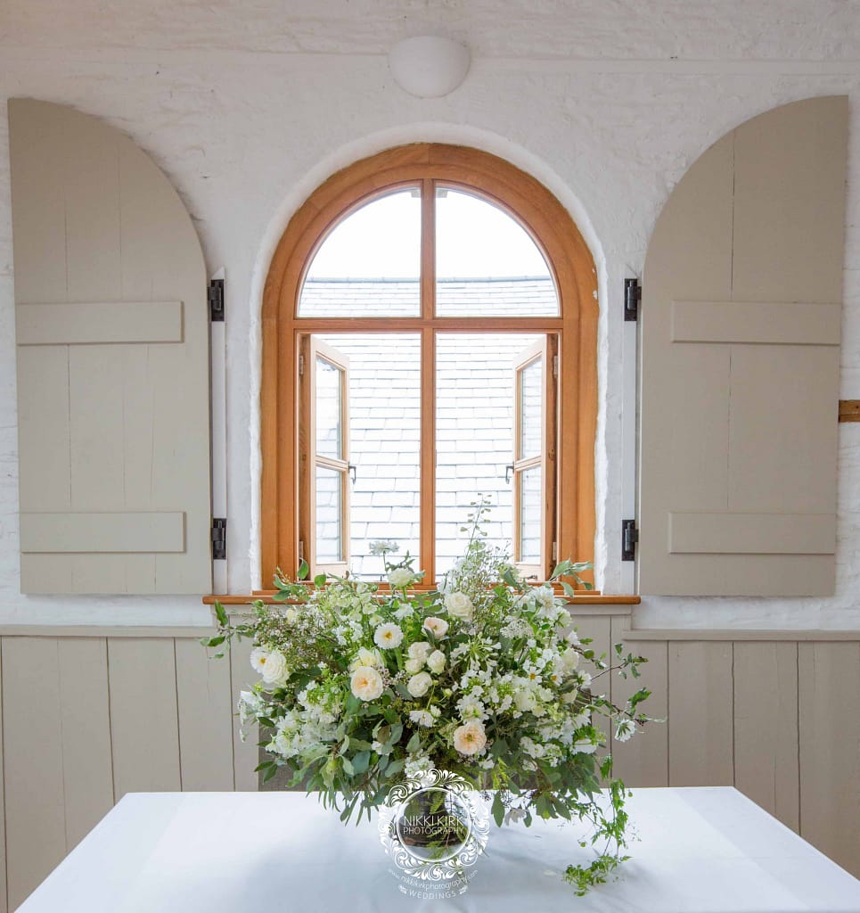 Thyme-Southrop-wedding-photographer-Nikki-Kirk-Photography